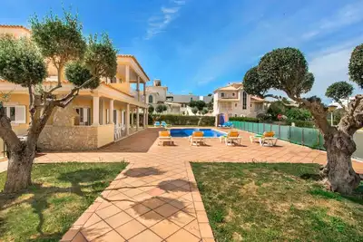 Image de Villa Das Oliveiras, Large grounds, walk to Marina