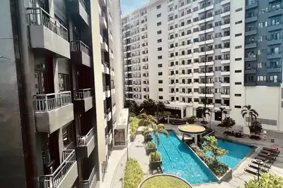 Image de Cozy condo overlooking a pool and steps away from a mall