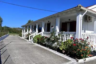 Image de Two bedroom apartment only 100m from one of the most beautiful beaches of Corfu.