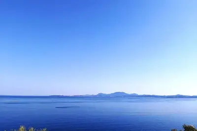 Image de Two-bedroom apartment with stunning sea views and a jacuzzi on the balcony. Ba2