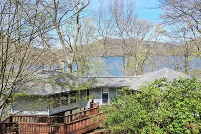 Image de Lake Nantahala  Lakefront Treehouse with private dock and hot tub.