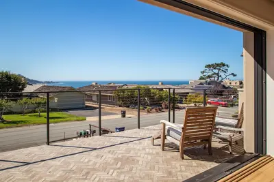 Image de Ocean views, 5 bed/4 bath home, 2 min walk to beach, 1 mile to downtown