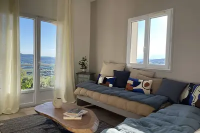 Image de villa avec belle vue 200° sur le parc naturel de luberon