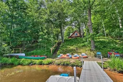 Image de Dowling Lakefront Lodge: Dock, Game Room, Firepit, Fireplace