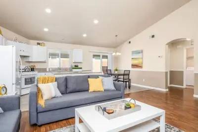 Image de Fresno Home| Fire Pit| Sleeps 10| Quiet Community!