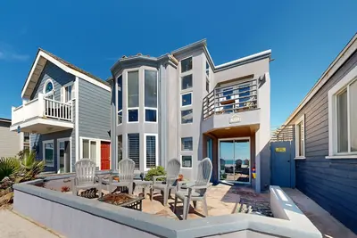 Boardwalk beauty with epic oceanfront views, charming interior, balcony & Ac