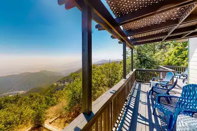 Image de Lovely home on half-acre forest with spectacular mountain views - dog-friendly