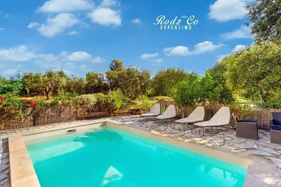 Image de Gîte de charme au pied du Luberon avec piscine privée à Apt en Provence