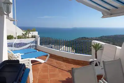 vue pleine mer au calme sur la colline de peñiscola