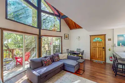 Image de Creek-side hideaway in the Redwoods with loft and private deck