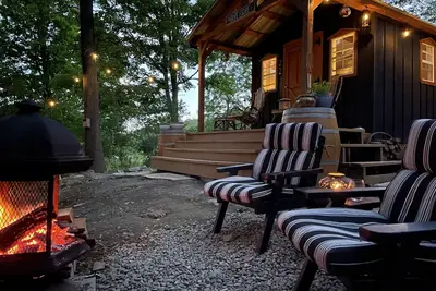 Image de The Grape Escape - Off Grid Cabin - Wine Trail & Lake View - Pet Friendly! \n