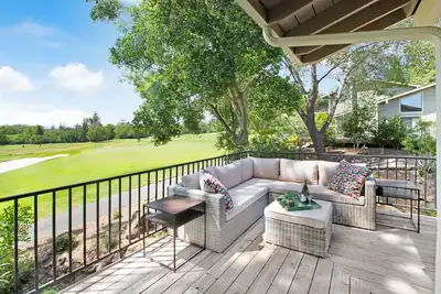 Image de Spacious Elegance Where Sunset Meets Fairway