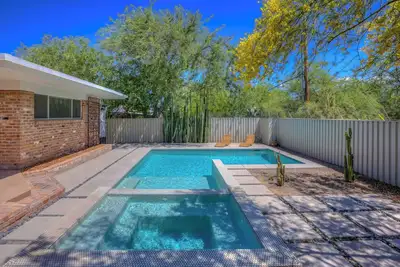 Image de Peaceful Mid-Century Retreat with Pool and Hot Tub