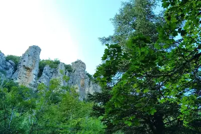 Image de Maison quercynoise au pied des falaises