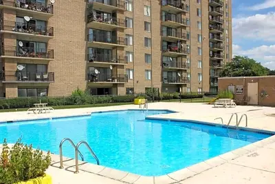 Image de ExactlyWhere you need to be! ! Shabby Chic Swanky Bachelorette Pad