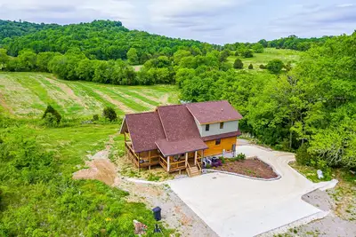 Image de Gorgeous custom log cabin on 185 acres