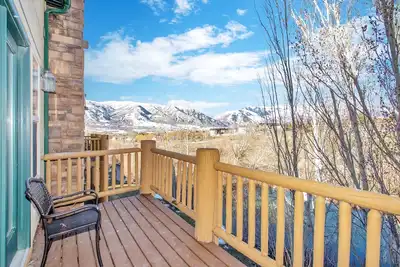 Image de Two level condo with gourmet kitchen, upstairs remodel, and outdoor wonderland.