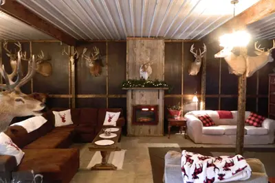 Image de Rustic Lodge with private cabins / 6 person hot tub and camp fire