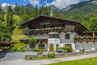 Image de Appartement W2 Haus Ganghofer avec vue sur les montagnes, terrasse partagée et Wi-Fi.