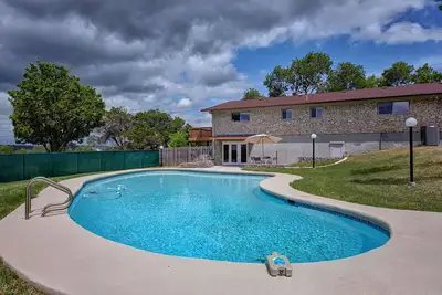 Image de Group-Friendly Ranch Home | Pool, Big Yard & Plenty of Space!