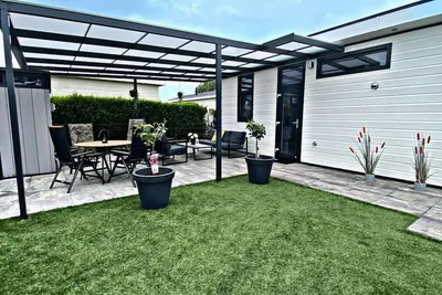 Image de Nouveau! Lux Chalet \"Vayu Lathum\" sur le lac, plage, piscine, parc national