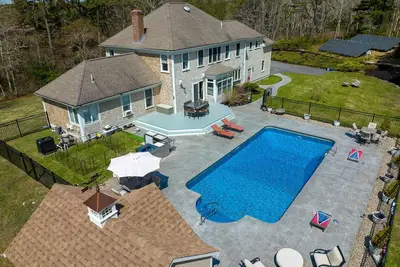 Image de Mansion with Heated Pool Near Ocean