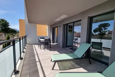Image de Appartement neuf climatisé, loggia spacieuse, à 200m de la mer avec parking privé