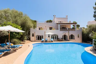 Image de Villa de vacances avec piscine privée, climatisation et Wi-Fi près de la plage