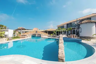 Image de Appartement \" Mirage Arillas Maisonette B \" avec vue sur la mer, piscine partagée et Wi-Fi.