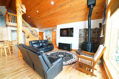 Image de 5 Bedroom, 2 Bath Family Home w/Children’s Playground, Great Kitchen
