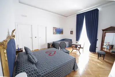 Rooms with sea view a stone's throw from heart of Naples!