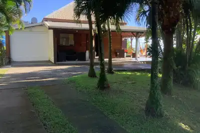 villa tropicale avec jardin et piscine