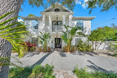 Image de Tampa Home Sleeps 14 5b/5. 5 Baths+Pool near Bayshore\n\n
