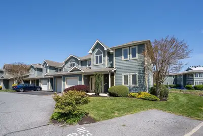 Image de 12 Pondview Lane - Condo with elevator and Pond Views!