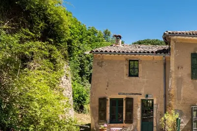 Image de Cottage de charme dans nature luxuriante entouré de lamas