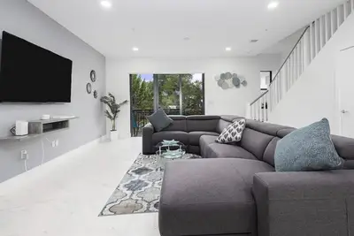Image de **2022 Brand New Modern Luxurious Townhouse**