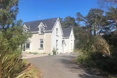 Image de Spacious period style house where old meets new with romantic garden retreat.