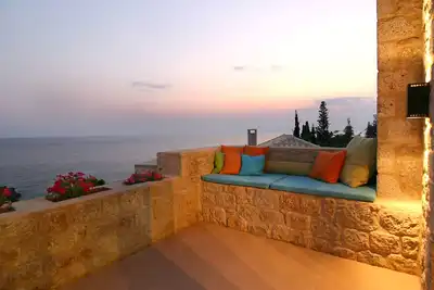 Image de Enjoy the seaside living in a centraly located, pretty sea view house