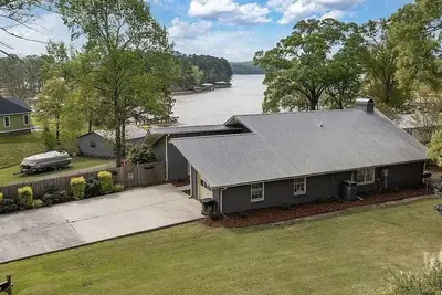 Image de Unique find on Logan Martin! Cozy, spacious and family friendly.