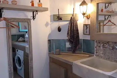 Beautiful cottage tastefully decorated close to amenities