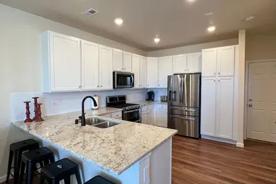 Image de Walk to downtown, community pool. 30 minutes to Denver, Boulder, Ft Collins.