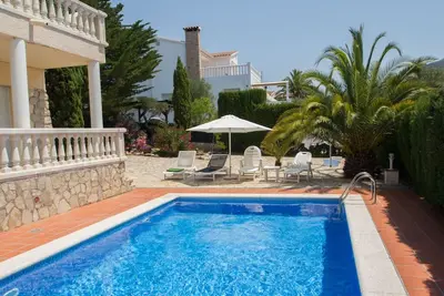 Image de Appartement en rez-de-chaussée dans villa avec piscine, quartier résidentiel