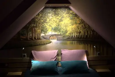 Image de \"L'écluse\" stopover between the port and the city.