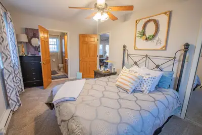 Image de Small Town Apartment near covered bridge