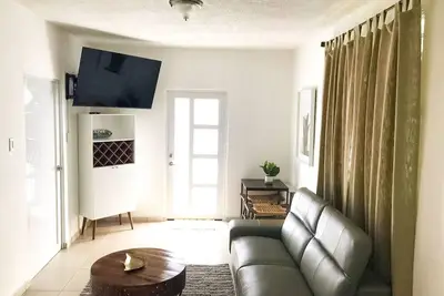 Image de Brand new, convenient location 3br 1ba w/ Bbq & Parking