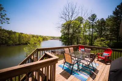 Image de Edgewater escape only 3 minutes from bridge water!