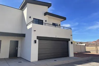 Image de Gorgeous 3 bedroom 2. 5 bath townhouse with hot tub.