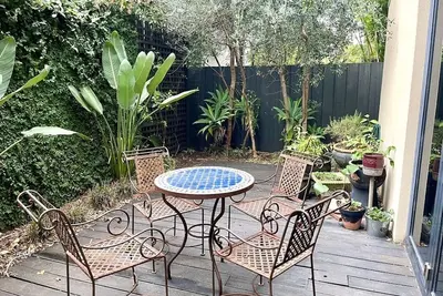 Image de 2-bedroom home with fireplace