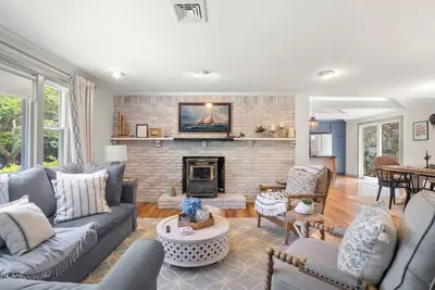 Image de Newly Updated Home Close to Beaches!