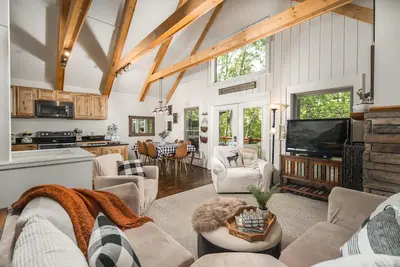 Image de Hot Tub, Fire Pit, Near Slopes, Kid Friendly
